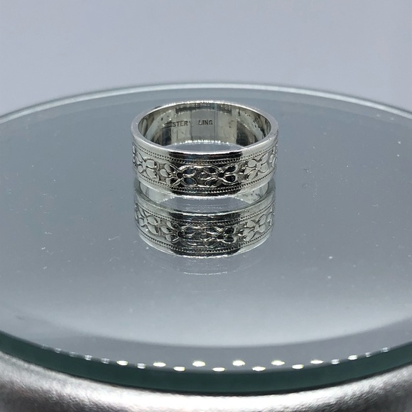 Sterling Silver Ladies Flower Ring / Band - Picture 2 of 4